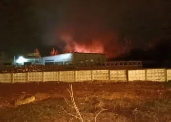 Очевидцы сообщили о пожаре в нежилом здании в Рузе