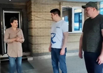 «Раздают жителям в подвалах»: волонтеры Луганска взялись найти каждого нуждающегося