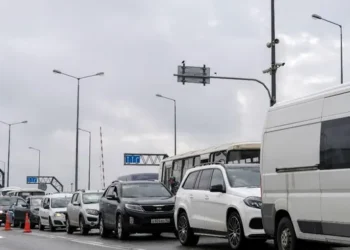 Пробка перед Крымским мостом увеличилась до 1,8 тысяч автомобилей