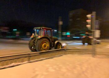На подмосковных дорогах снег убирают более 2 тысяч дорожников