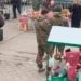 В Днепропетровске военкомы отлавливали мужчин в очередях за цветами