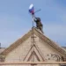 Российские военные водрузили триколор на здании сельсовета в Новомихайловке