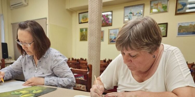 Картины долголетов из Красноармейска украсят стены российских Семейных центров