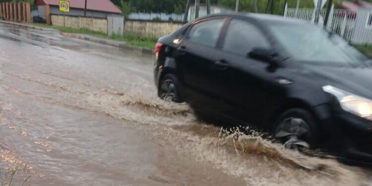 В Можайске затопило дома на 1-ой Железнодорожной улице