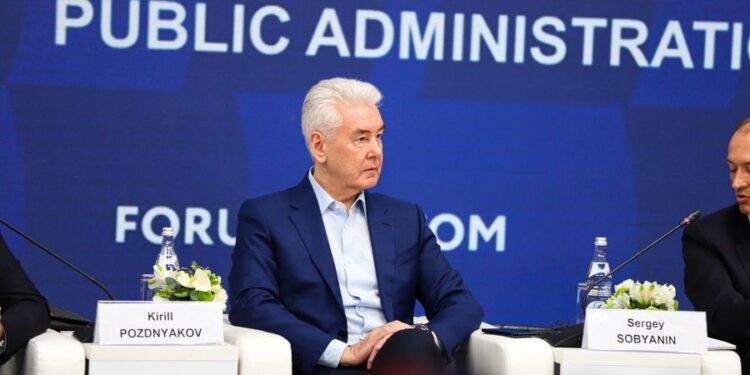 Собянин рассказал, зачем в Москве постоянно перекладывают плитку