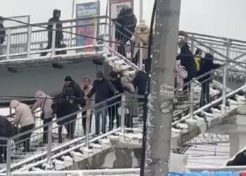 Пассажиры станции Голицыно обратили внимание на плохую уборку снега