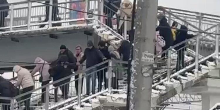 Пассажиры станции Голицыно обратили внимание на плохую уборку снега