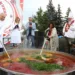На ежегодном фестивале «Русское поле» москвичей и гостей столицы угостили двумя тоннами рассольника