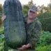Мужчина из Луховиц с огромным кабачком порвал соцсети