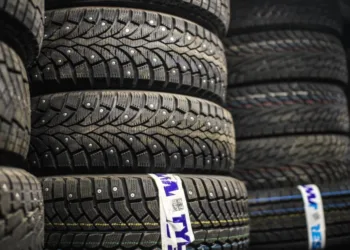Автоэксперт порекомендовал самостоятельно переобувать машину ради экономии