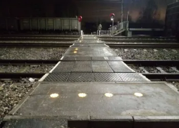 В Подмосковье впервые появилась специальная подсветка на переходе через ж/д пути