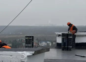 Жильцы довольны: в Молокове ремонтируют крышу на 1,5 тыс. кв. м