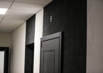 Юрист напомнил, что уничтожение соседских вещей в подъезде грозит уголовной ответственностью