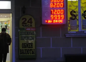 Биржевые волки скулят: российская валюта впервые бьет их по карману.