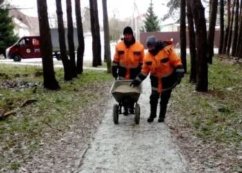 Подольские коммунальщики активно убирают снег: задействовано более 400 человек и 80 единиц техники