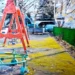 Джунгли вместо песочниц: детские площадки в подмосковном городе заполонил мох