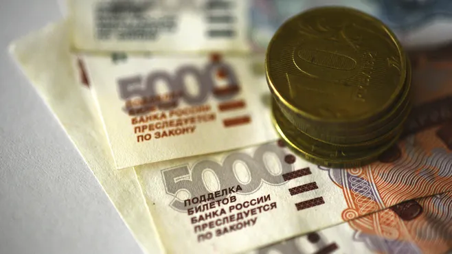 Денежные купюры рублей и монеты